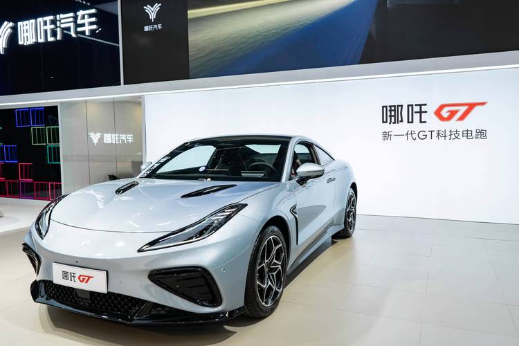 深圳114哪吒汽车在智能汽车领域的表现，领途汽车在新能源汽车市场中的影响力